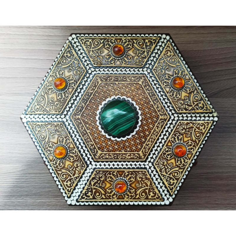 Шкатулка шестиугольная с малахитом и янтарём. Размер : 150*150*50  Артикул : 24000-01
