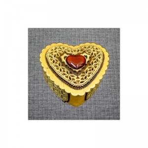 Шкатулка из бересты сердце сред с янтарем Артикул 21207-1  120x55x35